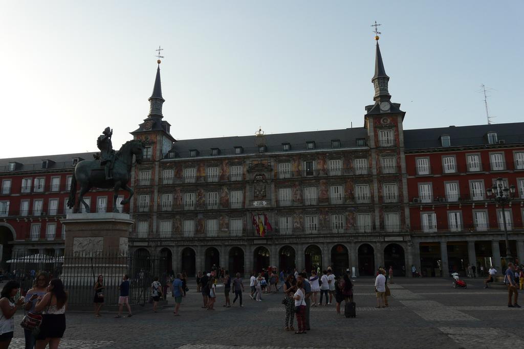 Alvaro Residencia Hotel Madrid Exterior photo