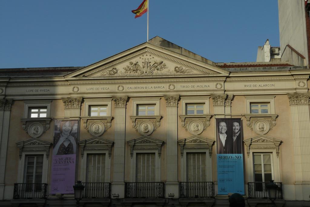 Alvaro Residencia Hotel Madrid Exterior photo